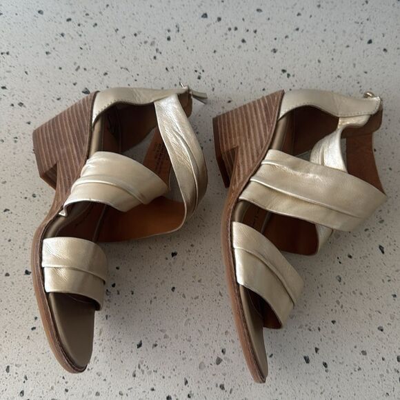 Sofft SAMOA Platino Metallic Leather Ruched Straps Sandals Wedge Heel Size 9.5M - Picture 5 of 13